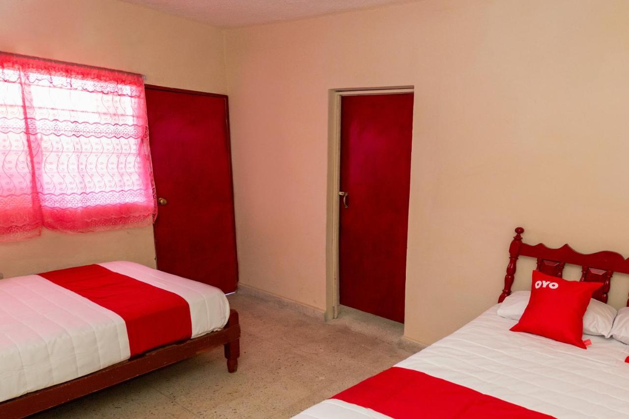 Oyo Hotel Rubi Сиуатанехо Екстериор снимка