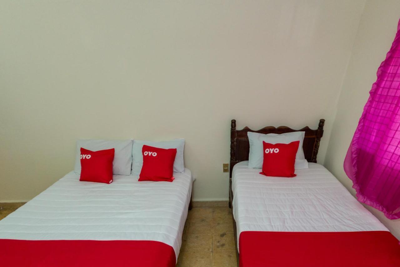 Oyo Hotel Rubi Сиуатанехо Екстериор снимка