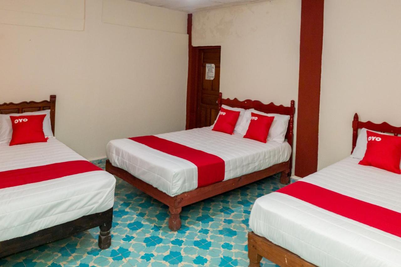 Oyo Hotel Rubi Сиуатанехо Екстериор снимка